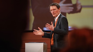 Karl Lauterbach auf dem Podium bei der DMEA 2023